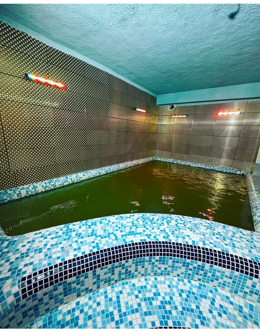استخر خانوادگی قهوه سوئی