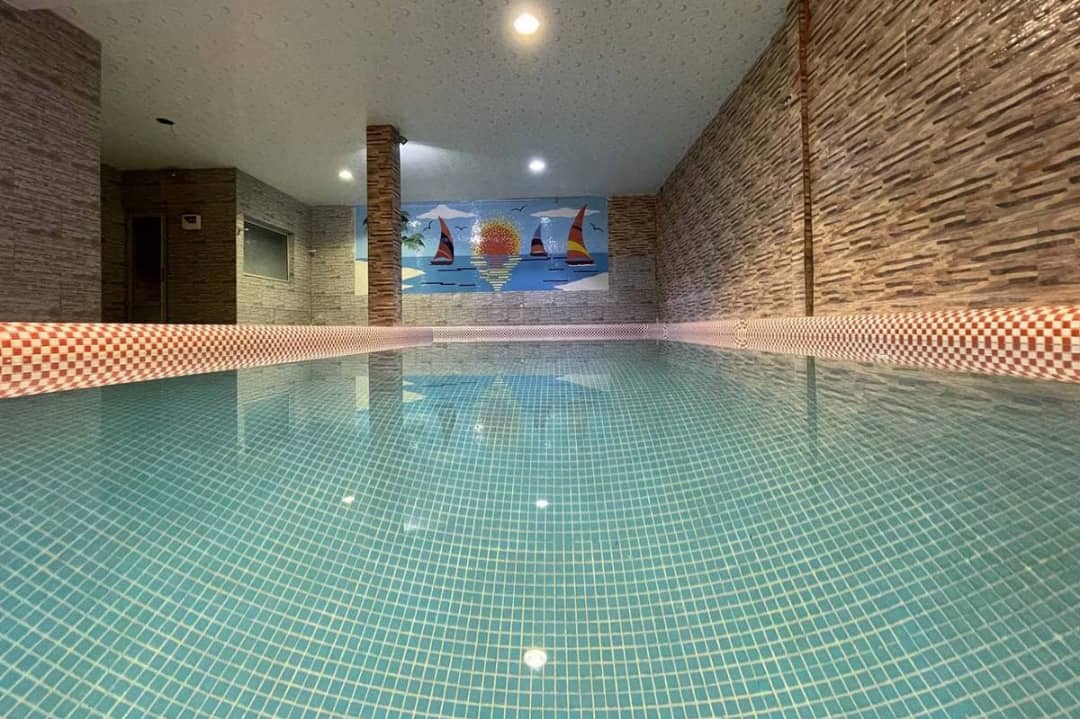استخر خانوادگی هتل رضوان سرعین