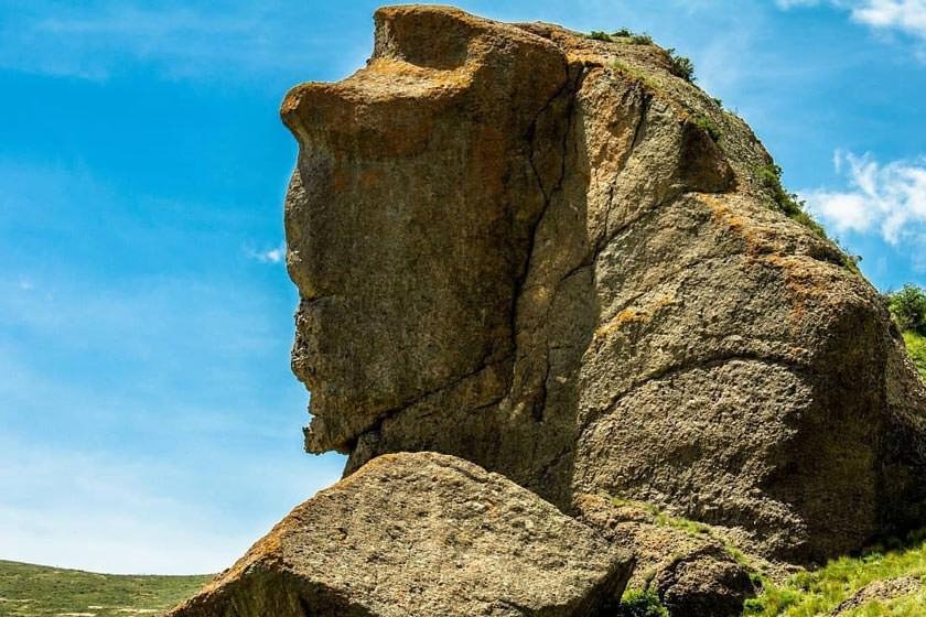 پیکره سنگی بابا داوود عنبران